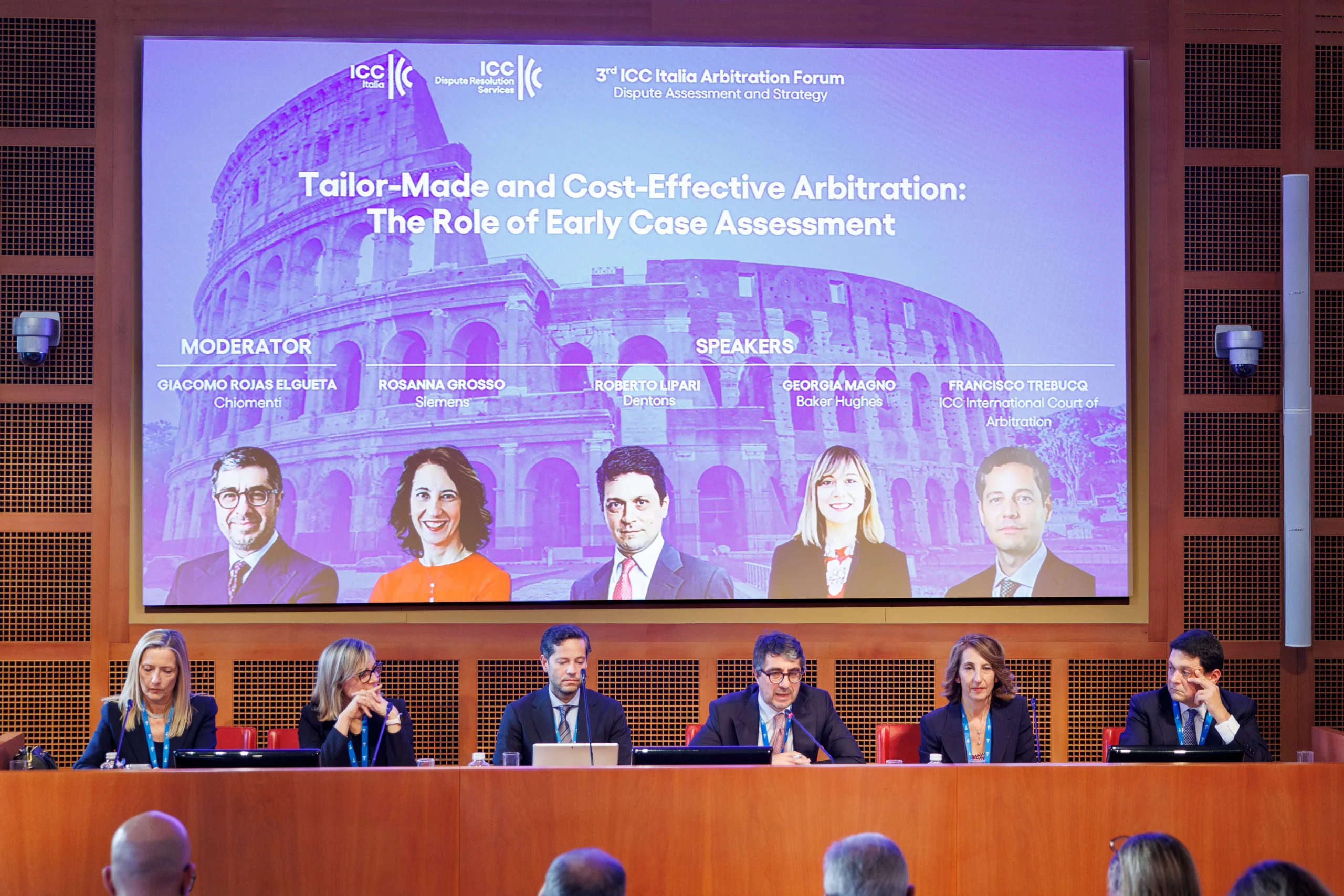 Barbara De Donno Segretario Generale ICC Italia, Professoressa Luis Guido Carli, apre i lavori del 3rd ICC Italia Arbitration Forum alle Scuderie di Palazzo Altieri, con una platea di partecipanti e la proiezione della slide di apertura sullo sfondo.