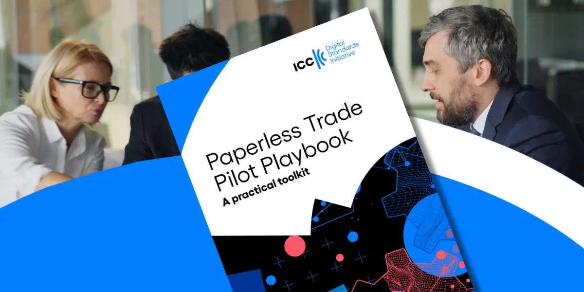 Copertina del Paperless Trade Pilot Playbook di ICC Digital Standards Initiative con professionisti al lavoro