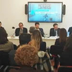 Sala della sede ICC Italia durante l’incontro su AI e tutela del consumatore, con pubblico e tavolo dei relatori.
