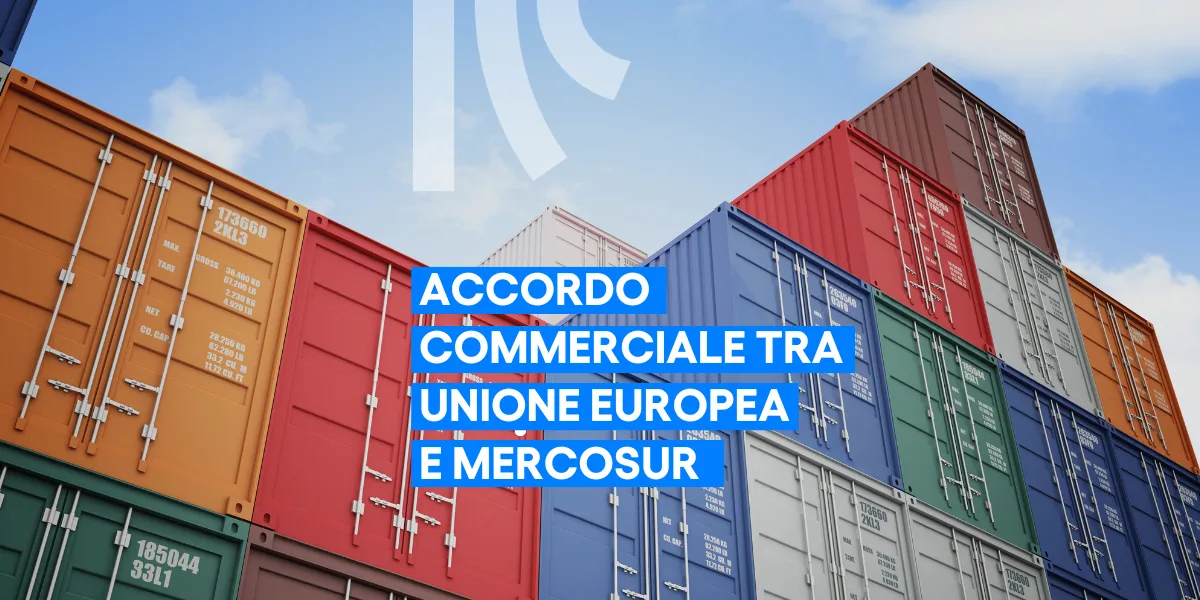 Nell'immagine alcuni container colorati impilati utilizzati per il trasporto internazionale di merci.