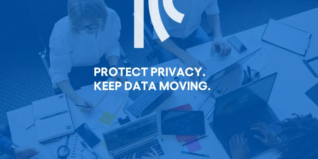 Nell'immagine sono raffigurate Persone che collaborano utilizzando dispositivi digitali, simbolo di protezione dei dati e libera circolazione delle informazioni.