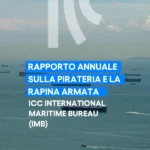 Nell'immagine sono mostrate delle navi mercantili ancorate in mare aperto lungo una rotta commerciale internazionale, simbolo del commercio marittimo globale e delle sfide legate alla sicurezza e alla pirateria.