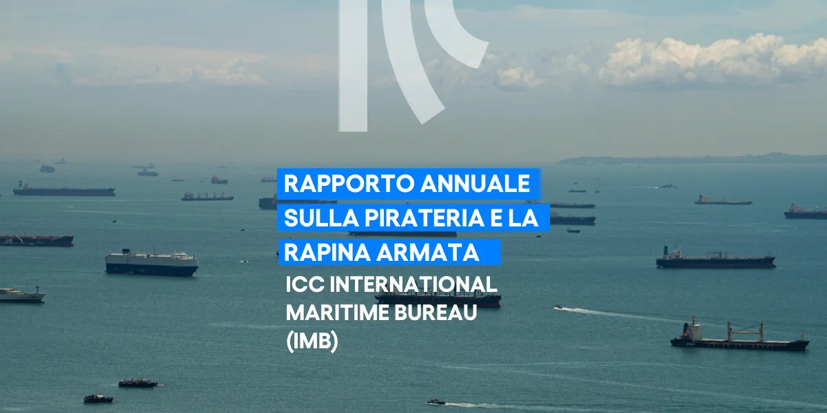Nell'immagine sono mostrate delle navi mercantili ancorate in mare aperto lungo una rotta commerciale internazionale, simbolo del commercio marittimo globale e delle sfide legate alla sicurezza e alla pirateria.