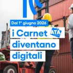 Operatore logistico e tecnico con caschi di sicurezza osservano container in un terminal portuale, a supporto della transizione ai carnet ATA digitali dal 2026.