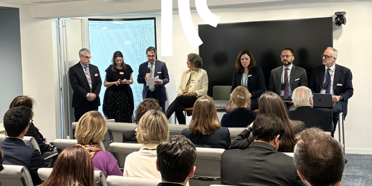 Evento ICC su arbitrato internazionale alla Paris Arbitration Week: panel con esperti di Italia, Brasile e Canada davanti a una platea di partecipanti