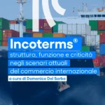Grande nave cargo vista frontalmente, caricata con numerosi container colorati impilati sul ponte. In sovrimpressione, al centro dell’immagine, compare il titolo “Incoterms: struttura, funzione e criticità negli scenari attuali del commercio internazionale”. In alto è visibile una parte del logo ICC, con una forma grafica bianca stilizzata.