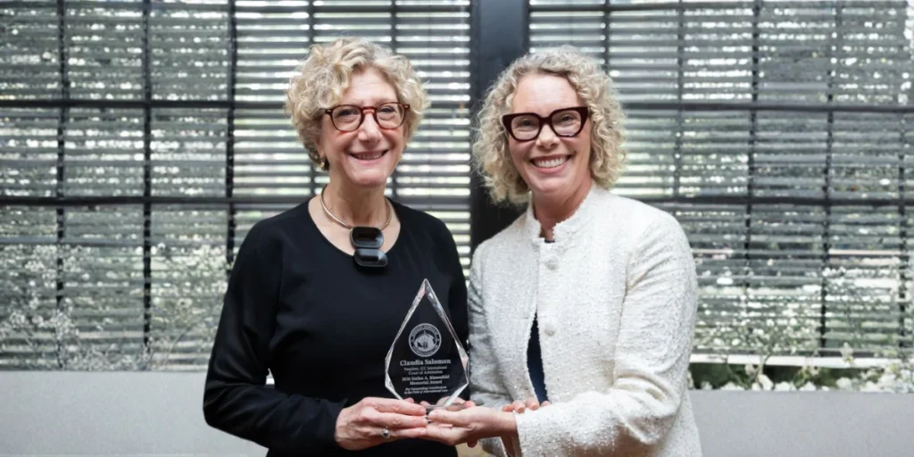 Claudia Salomon premiata con lo Stefan A. Riesenfeld Memorial Award 2026 insieme a una rappresentante del Berkeley Journal of International Law
