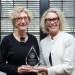 Claudia Salomon premiata con lo Stefan A. Riesenfeld Memorial Award 2026 insieme a una rappresentante del Berkeley Journal of International Law