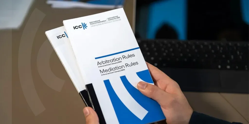 Pubblicazione ICC “Arbitration Rules and Mediation Rules” mostrata in primo piano, utilizzata per rappresentare le nuove regole di arbitrato ICC 2026 e i cambiamenti nei processi procedurali.