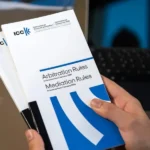 Pubblicazione ICC “Arbitration Rules and Mediation Rules” mostrata in primo piano, utilizzata per rappresentare le nuove regole di arbitrato ICC 2026 e i cambiamenti nei processi procedurali.