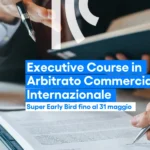 Professionisti durante la firma di un contratto in un contesto aziendale e legale. Con titolo del Corso Executive in Arbitrato Commerciale Internazionale