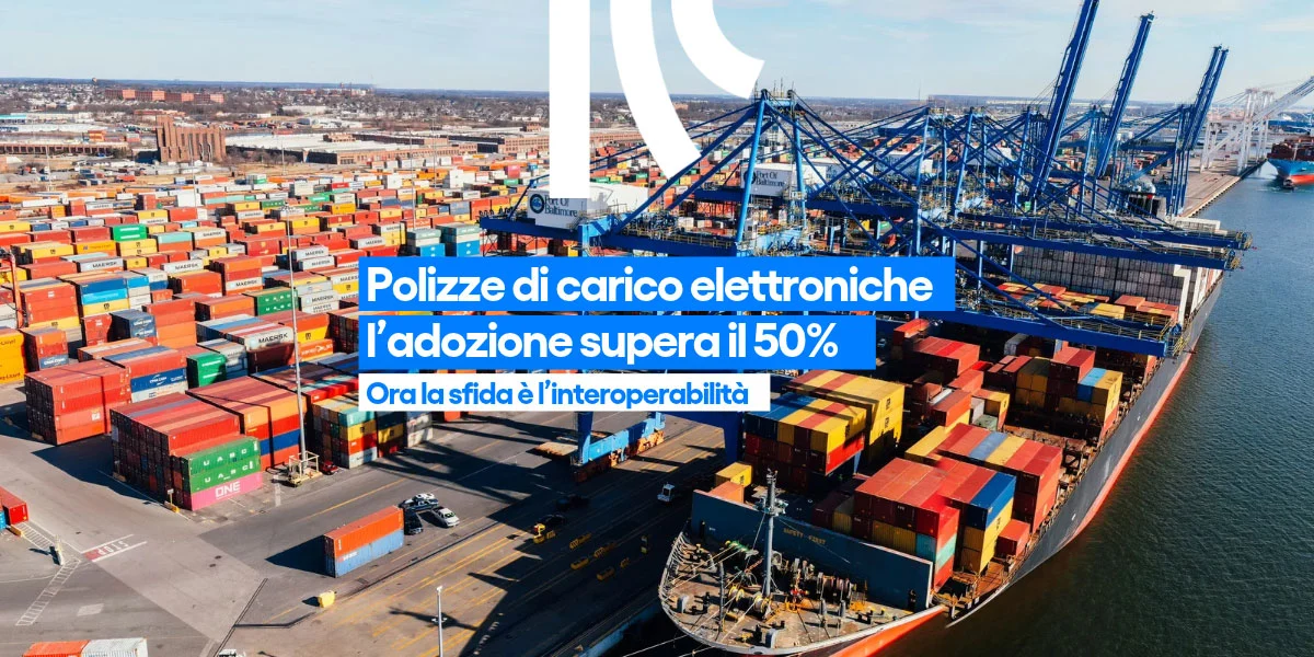 Vista dall’alto di una nave portacontainer accanto a un terminal portuale